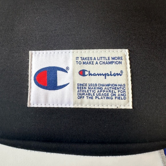 Champion fannypack. - Picture 4 of 11
